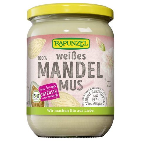 Ein Glas mit weißem Mandelmus, gefüllt mit cremiger, fein gemahlener Mandelpaste.