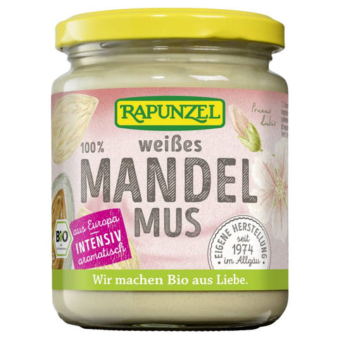 Ein Glas mit weißem Mandelmus, gefüllt mit cremiger, fein gemahlener Mandelpaste.