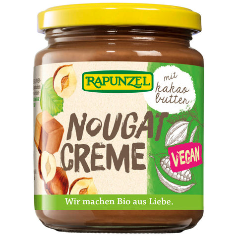 Glas mit cremiger Nougat-Creme aus Kakaobutter, ideal zum Streichen auf Brot oder als Zutat für Desserts.