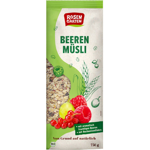 Schale mit Beeren-Müsli, gefüllt mit knusprigen Haferflocken, frischen Beeren und Nüssen, auf einem Holztisch serviert.