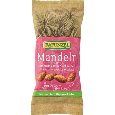 Geröstete und gesalzene Mandeln in einer Schale