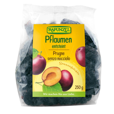 Entsteinte Pflaumen in einer Schale, bereit zum Verzehr oder zur Verwendung in Rezepten.