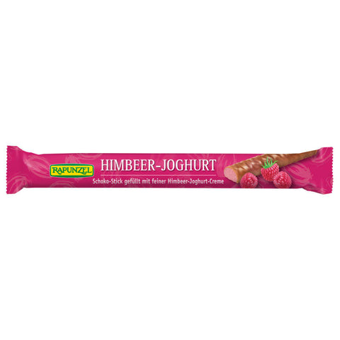 Ein Himbeer-Joghurt-Stick, bestehend aus cremigem Joghurt und fruchtigen Himbeerstückchen, auf einem Holzstiel.