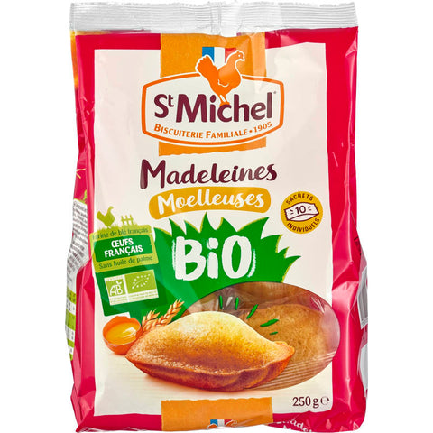 Frische, goldbraun gebackene Madeleines, zarte französische Gebäckstücke in Muschelform, auf einem weißen Teller arrangiert.