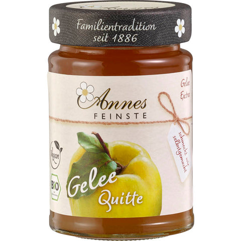 Ein Glas Quitten Gelee extra mit goldgelber Farbe und fruchtigem Aroma, perfekt für Frühstücksbrötchen oder als süßer Aufstrich für Desserts.