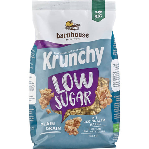 Verpackung von Krunchy Low Sugar Müsli, eine gesunde Frühstücksoption mit reduziertem Zuckergehalt, reich an Ballaststoffen und knusprigen Haferflocken.