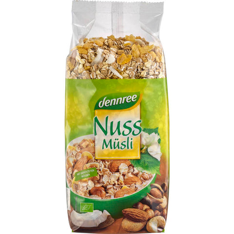 Eine Schüssel mit Nuss Müsli, gefüllt mit knusprigen Haferflocken, Mandeln, Haselnüssen und Walnüssen, serviert auf einem rustikalen Holztisch.