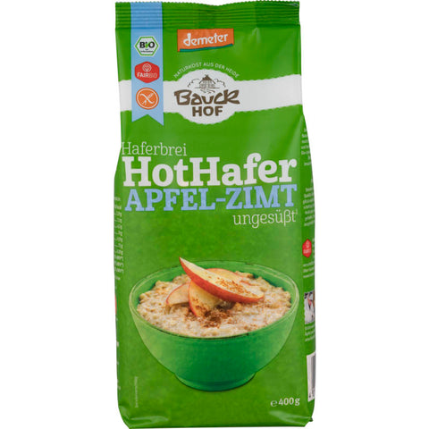 Glutenfreier Hot Hafer Apfel-Zimt Brei in einer Schüssel, garniert mit frischen Apfelscheiben und einer Prise Zimt.