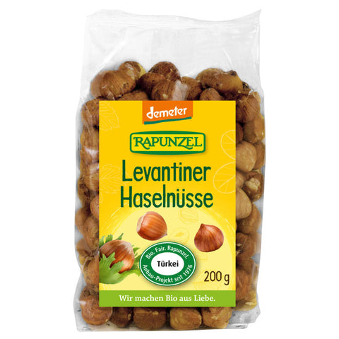 Eine Packung Levantiner Haselnüsse, bekannt für ihren reichen Geschmack und ihre knackige Textur, ideal zum Snacken oder als Zutat in verschiedenen Rezepten.