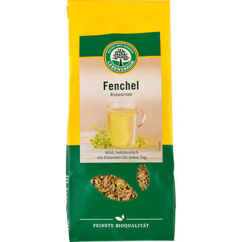 Frischer Fenchel mit grünen Stielen und weißen Knollen, auf einem Holztisch liegend.