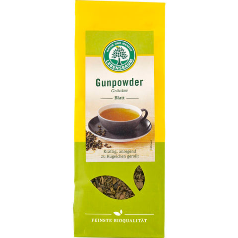 Eine Packung Gunpowder Grüntee mit losen, gerollten Teeblättern, die für ihren kräftigen Geschmack und ihre belebende Wirkung bekannt sind.