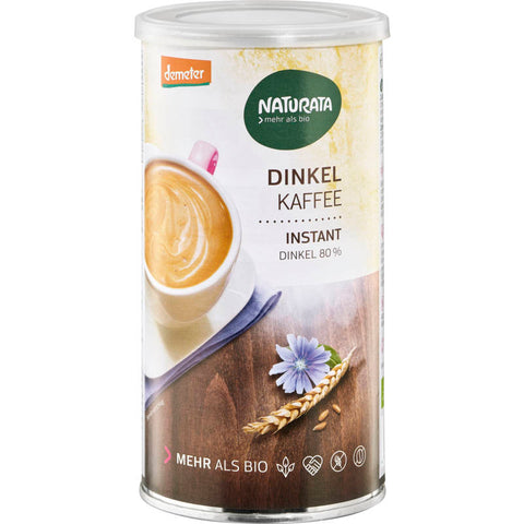 Eine Packung Dinkelkaffee mit braunem Etikett, auf dem 'Dinkelkaffee' steht. Die Verpackung zeigt ein Bild von Dinkelkörnern und einer dampfenden Tasse Kaffee.