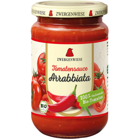 Glas Tomatensauce Arrabbiata mit frischen Tomaten, scharfen Chilischoten und aromatischen Kräutern, ideal für Pasta-Gerichte.