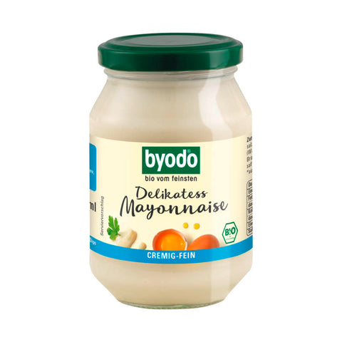 Glas mit Delikatess Mayonnaise, 80% Fett, auf weißem Hintergrund