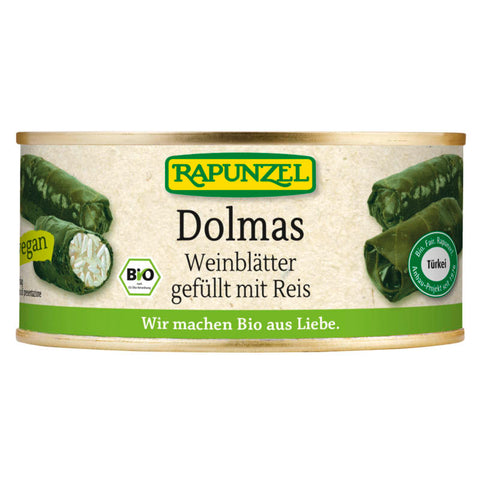 Eine Dose Dolmas, gefüllte Weinblätter mit Reis, auf einem weißen Hintergrund. Die Verpackung zeigt ein Bild der Dolmas und enthält Beschreibungen in mehreren Sprachen.