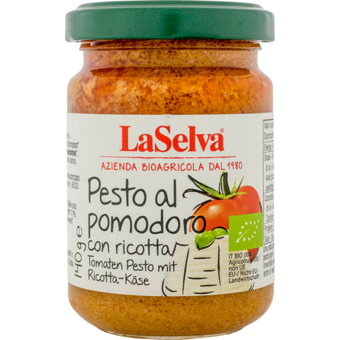 Ein Glas Pesto al Pomodoro, gefüllt mit einer leuchtend roten Tomaten-Basilikum-Sauce. Das Etikett zeigt frische Tomaten und Basilikumblätter, die die Hauptzutaten des Pestos darstellen.