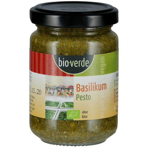 Glas mit veganem Basilikum-Pesto, grüne Farbe, frische Zutaten, ideal für Pasta und Brotaufstriche.