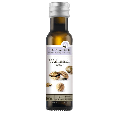 Flasche mit nativem Walnussöl, reich an Omega-3-Fettsäuren und ideal zum Verfeinern von Salaten und kalten Speisen.