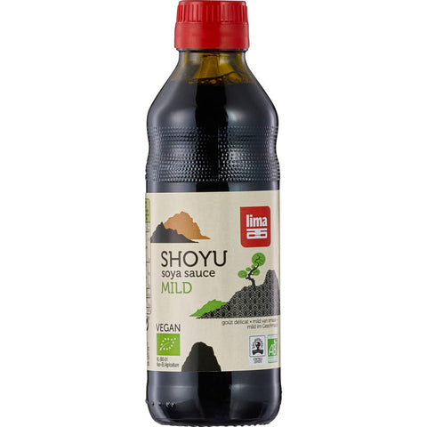 Flasche Shoyu Mild Sojasauce, 150ml, auf weißem Hintergrund. Die Flasche hat ein schlichtes, modernes Design mit einem roten Verschluss und einem Etikett, das den Produktnamen und die Inhaltsstoffe zeigt.