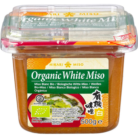 Ein Glas weiße Miso-Paste, eine traditionelle japanische Würzpaste aus fermentierten Sojabohnen und Reis, ideal zum Verfeinern von Suppen, Saucen und Marinaden.