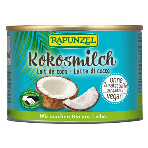 Eine Dose Kokosmilch mit einem tropischen Design, ideal zum Kochen und Backen, auf einem weißen Hintergrund.