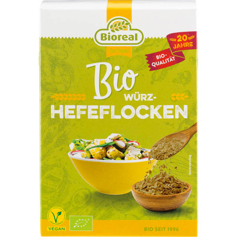 Eine Packung Würzhefeflocken, ideal zum Verfeinern von Speisen und als vegane Quelle für B-Vitamine.