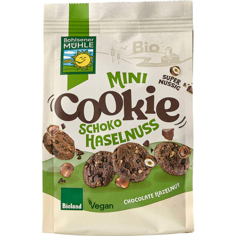 Eine Packung Mini Cookies mit Schoko-Haselnuss-Geschmack, knusprig und lecker, ideal für unterwegs oder als kleiner Snack zwischendurch.