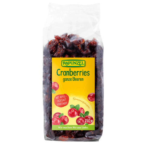 Frische rote Cranberries in einer Schale, bereit für den Verzehr oder zum Kochen und Backen.