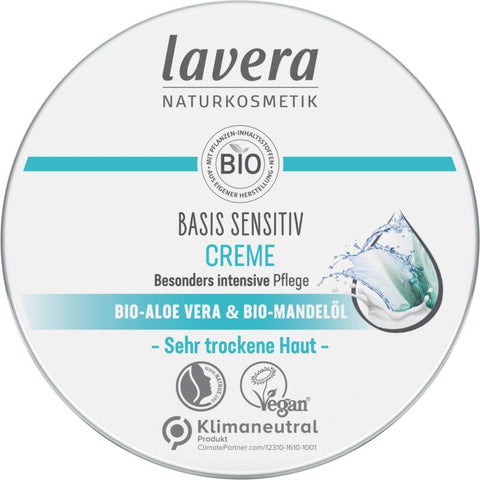 Basis Sensitiv Creme in einer weißen Tube mit blauer Beschriftung, ideal für empfindliche Haut und tägliche Feuchtigkeitspflege.