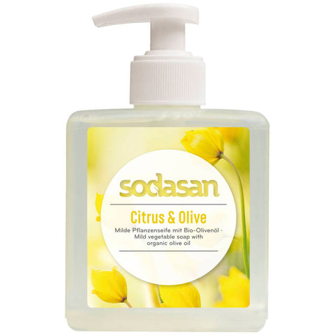 Flüssigseife Citrus-Olive in einer transparenten Flasche mit grünem Etikett, das frische Oliven und saftige Zitronen zeigt.