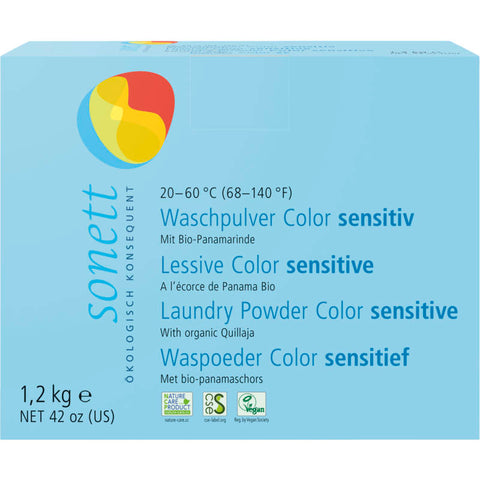 Waschpulver Color sensitiv in einer weißen Verpackung mit bunten Farbakzenten, speziell entwickelt für empfindliche Haut und farbige Wäsche.