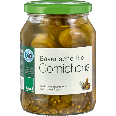 Ein Glas mit knackigen Cornichons aus Bayern, perfekt eingelegt und bereit zum Genießen.